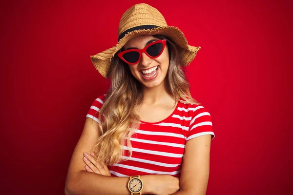 선글라스와 모자를 아름다운 여성이 카메라를 바라보며 얼굴을 가로지르는 행복한 긍정적인 — 스톡 사진
