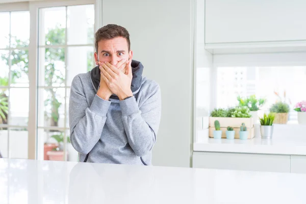 Hombre Guapo Casa Sorprendió Cubriendo Boca Con Las Manos Por — Foto de Stock