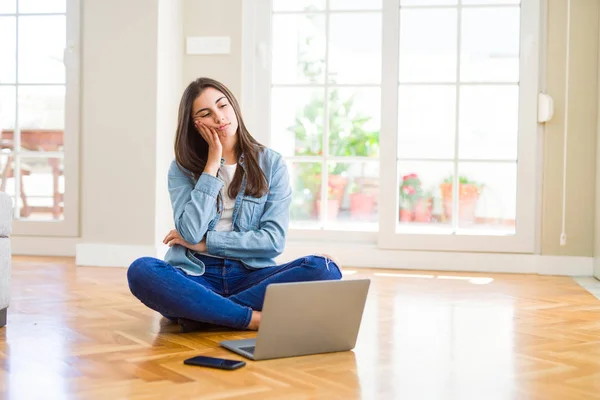 Beautiful Young Woman Sitting Floor Crossed Legs Using Laptop Thinking — Stock Photo, Image