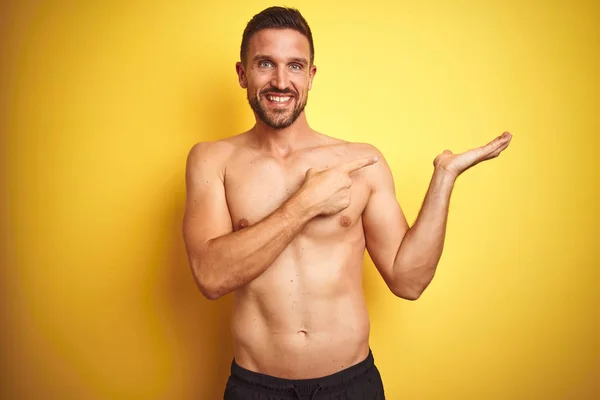 Homem Sem Camisa Bonito Jovem Sobre Fundo Amarelo Isolado Espantado — Fotografia de Stock