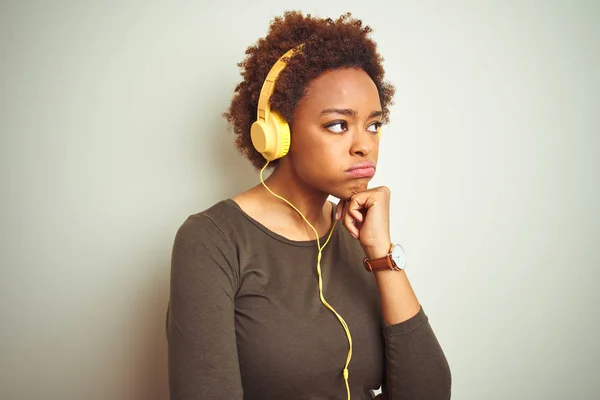 Zole Arka Plan Düşünme Üzerinde Müzik Dinleme Kulaklıklar Giyen Afrikalı — Stok fotoğraf