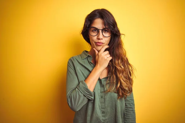 Giovane Bella Donna Che Indossa Camicia Verde Occhiali Sfondo Isolato — Foto Stock