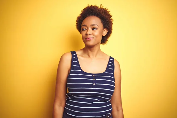 Beauitul Afrikansk Amerikansk Kvinna Bär Sommar Shirt Över Isolerad Gul — Stockfoto