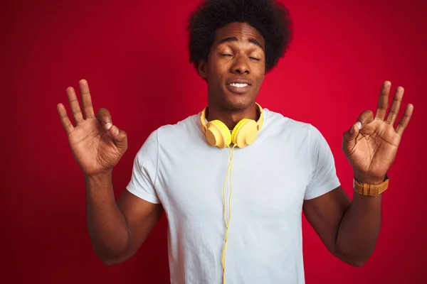 Jovem Afro Americano Ouvindo Música Usando Fones Ouvido Sobre Fundo — Fotografia de Stock