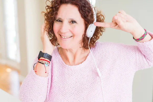 Seniorin Mit Kopfhörer Hört Musik Sehr Glücklich Zeigt Mit Hand — Stockfoto