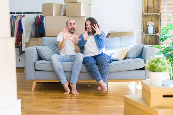 Jong Stel Zittend Bank Rond Kartonnen Dozen Verhuizen Naar Een — Stockfoto