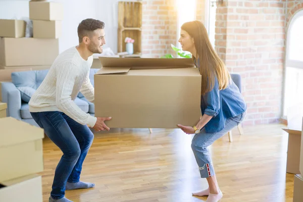 Belo Jovem Casal Mudando Para Uma Nova Casa Segurando Grande — Fotografia de Stock