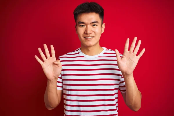 Jovem Asiático Chinês Homem Vestindo Listrado Shirt Sobre Isolado Vermelho — Fotografia de Stock