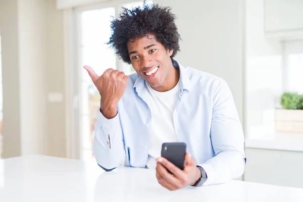 Homem Afro Americano Usando Smartphone Apontando Mostrando Com Polegar Até — Fotografia de Stock
