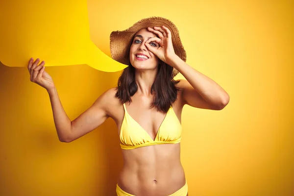 Mooie Vrouw Dragen Gele Bikini Houden Praten Ballon Geïsoleerde Gele — Stockfoto