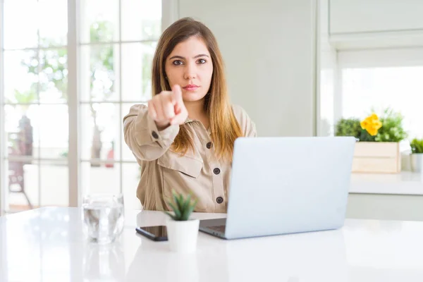 Hermosa Mujer Joven Usando Computadora Portátil Apuntando Con Dedo Cámara — Foto de Stock