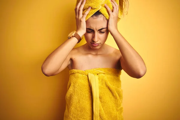 Giovane Bella Donna Che Indossa Asciugamano Doccia Dopo Bagno Sfondo — Foto Stock