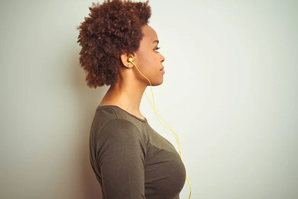 Afrikanische Amerikanerin Trägt Kopfhörer Und Hört Musik Über Isoliertem Hintergrund — Stockfoto