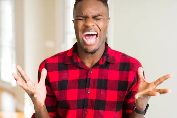 Knappe Afro Amerikaanse Man Viert Gek Gek Voor Succes Met — Stockfoto