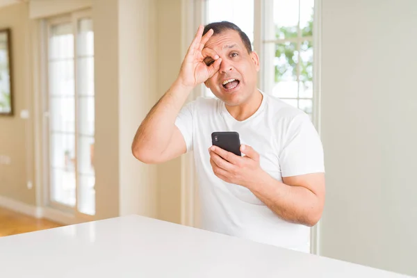 Hombre Mediana Edad Utilizando Teléfono Inteligente Casa Con Cara Feliz — Foto de Stock