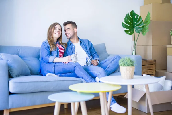 Junges Paar Entspannt Eine Tasse Kaffee Trinkend Auf Dem Sofa — Stockfoto