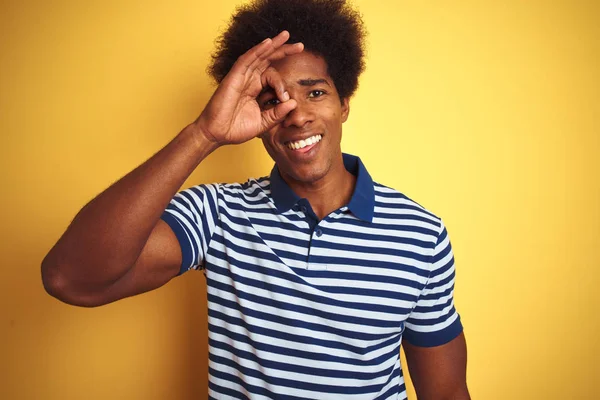 Hombre Americano Con Pelo Afro Con Polo Rayado Azul Marino —  Fotos de Stock