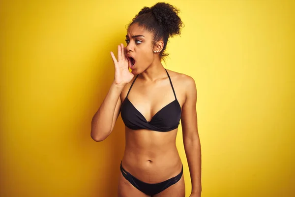 Tatilde Bikini Giyen Afro Amerikalı Kadın Izole Sarı Arka Plan — Stok fotoğraf