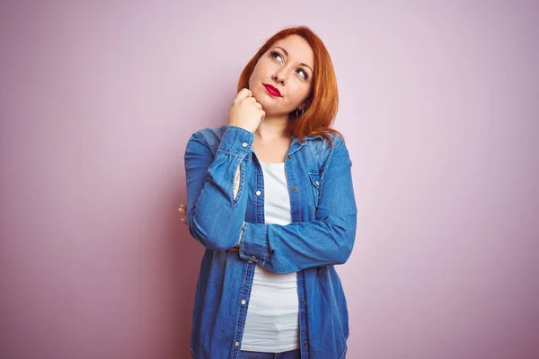 Youg Schöne Rothaarige Frau Jeanshemd Steht Über Isoliertem Rosa Hintergrund — Stockfoto