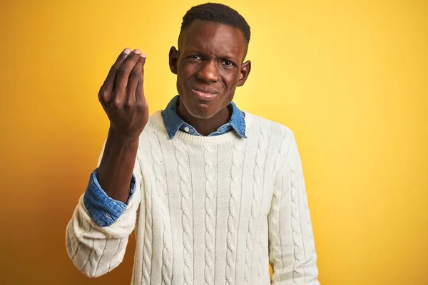 Homme Afro Américain Portant Une Chemise Denim Pull Blanc Sur — Photo