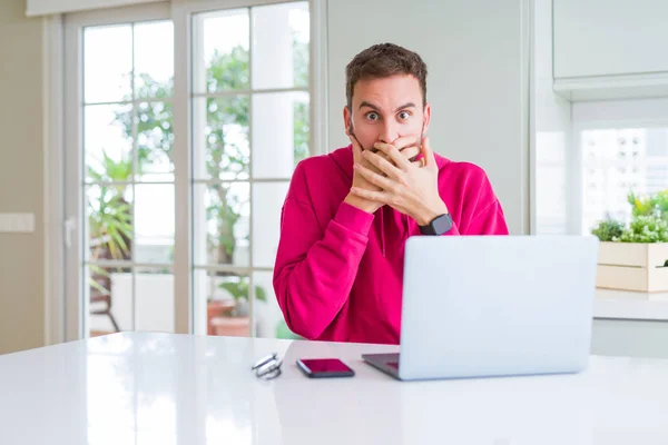 Bonito Homem Trabalhando Usando Laptop Computador Chocado Cobrindo Boca Com — Fotografia de Stock