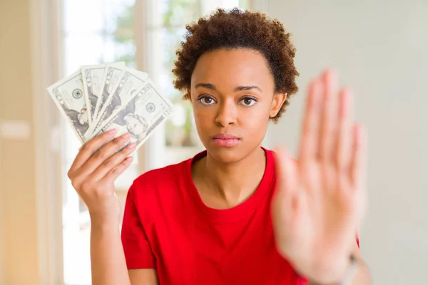 진지하고 자신감있는 제스처로 표지판을하는 손으로 달러의 지폐를 들고있는 아프리카 미국인 — 스톡 사진
