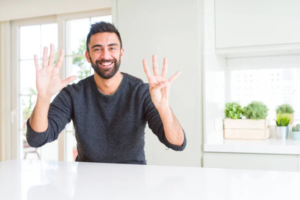 Bell Uomo Ispanico Che Indossa Maglione Casual Casa Mostrando Indicando — Foto Stock