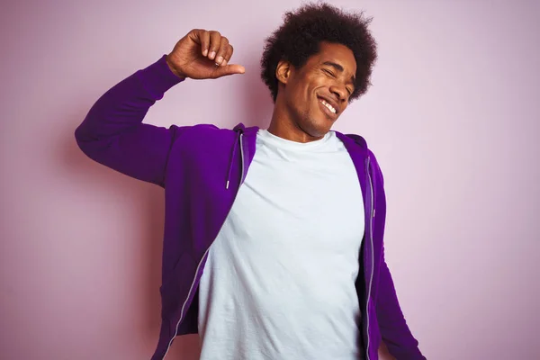 Hombre Afroamericano Joven Con Sudadera Púrpura Pie Sobre Fondo Rosa —  Fotos de Stock