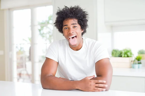 Joven Hombre Afroamericano Vistiendo Camiseta Blanca Casual Sentado Casa Sacando — Foto de Stock