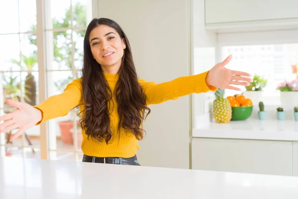 Jovem Mulher Bonita Casa Mesa Branca Olhando Para Câmera Sorrindo — Fotografia de Stock