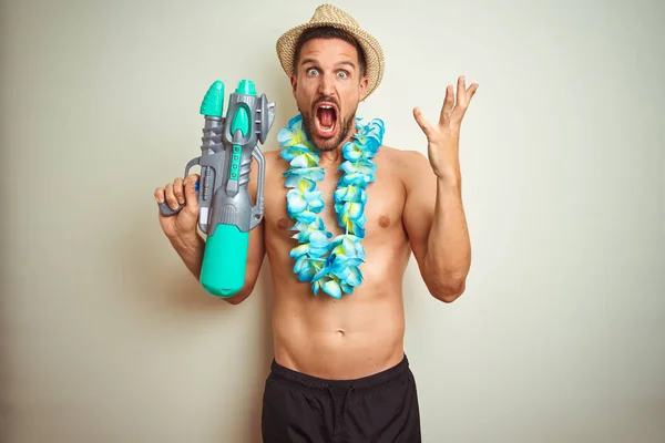 Schöner Hemdloser Mann Mit Hawaiianischem Lei Und Wasserpistole Über Dem — Stockfoto