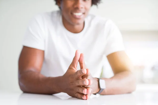 Primer plano de las manos de hombre afroamericano — Foto de Stock