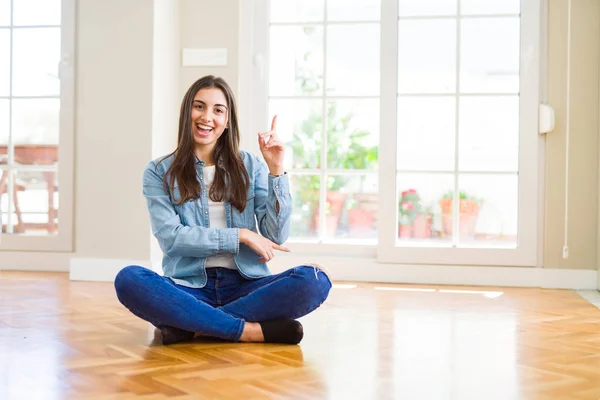 Hermosa Joven Sentada Suelo Casa Con Una Gran Sonrisa Cara —  Fotos de Stock