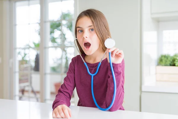 Mooi Jong Meisje Kind Controleren Van Gezondheid Met Behulp Van — Stockfoto