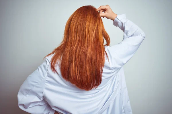 Jonge Roodharige Dokter Vrouw Met Behulp Van Stethoscoop Witte Geïsoleerde — Stockfoto