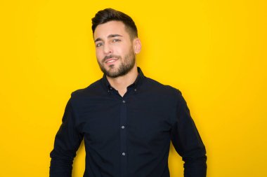 Yakışıklı delikanlı possing ve izole sarı arka plan üzerinde modelleme