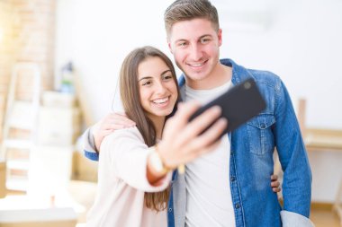 Güzel genç çift ile bir selfie fotoğraf alarak mutlu gülümseyen 