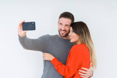 Aşk, Öpüşme ve birbirimizi selfie fotoğraf çekimi sarılma güzel genç çift