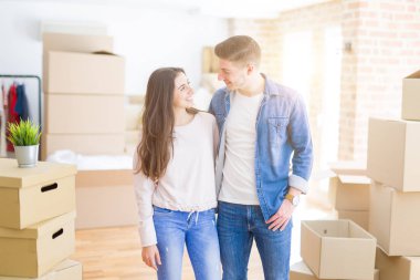 Güzel genç çift yeni bir eve hareket, yeni APA ayakta