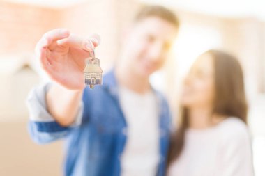 Güzel genç çift aşık ve yeni h tuşları gösteren sarılmak