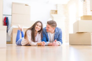 Genç güzel çift cardbo etrafında yerde yatan rahatlatıcı