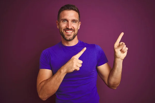 Joven Hombre Vistiendo Casual Camiseta Púrpura Sobre Fondo Aislado Lila — Foto de Stock