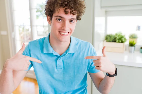Joven Hombre Guapo Vistiendo Casual Camiseta Azul Casa Buscando Confiado —  Fotos de Stock