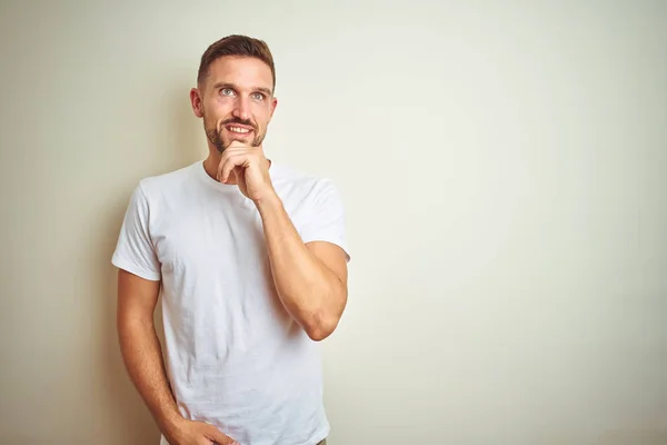 Junger Gutaussehender Mann Lässigem Weißem Shirt Vor Isoliertem Hintergrund Mit — Stockfoto