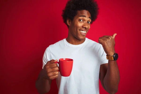 Jovem Afro Americano Bebendo Uma Xícara Café Sobre Fundo Vermelho — Fotografia de Stock