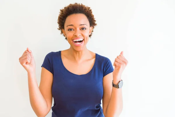 Joven Mujer Afroamericana Hermosa Sobre Fondo Blanco Celebrando Sorprendido Sorprendido —  Fotos de Stock