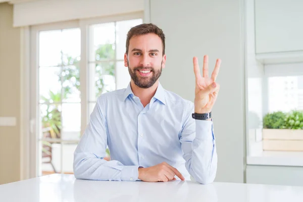 Όμορφος Επιχειρηματικός Άνθρωπος Που Δείχνει Και Σημαδεύει Δάχτυλα Νούμερο Τρία — Φωτογραφία Αρχείου