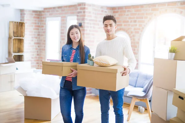 Hermosa joven asiático pareja buscando feliz celebración de cartón caja — Foto de Stock