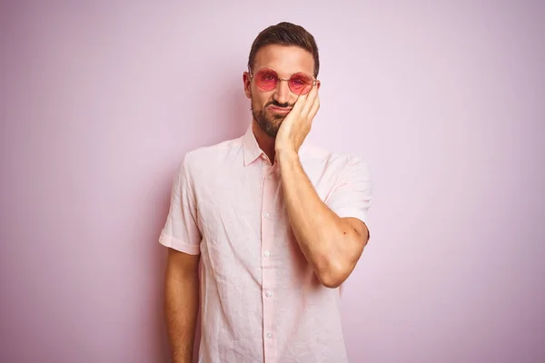 Schöner Mann Mit Elegantem Sommerhemd Und Sonnenbrille Über Rosa Isoliertem — Stockfoto