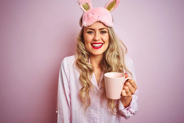 Mujer Joven Con Pijama Máscara Bebiendo Una Taza Café Sobre —  Fotos de Stock